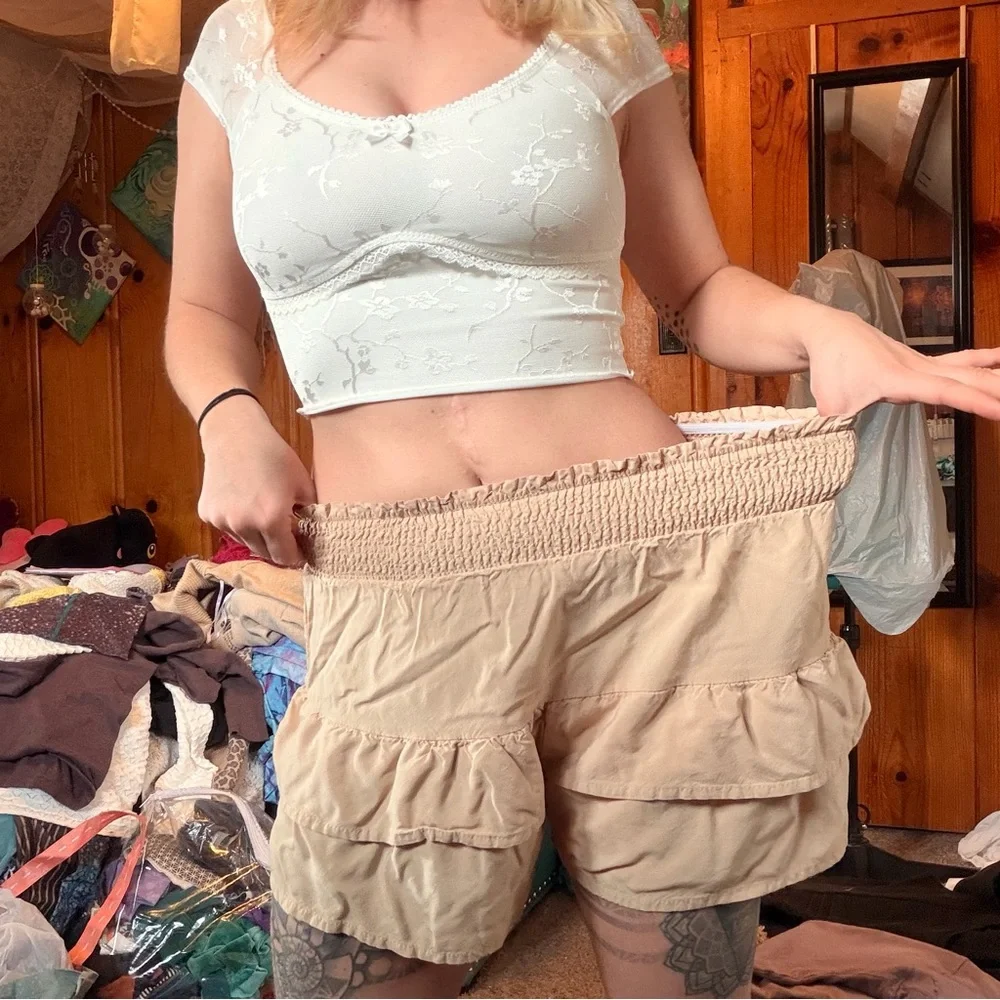 Beige Ruffled Shorts size M - Picture 6 of 8
